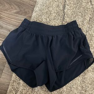 Lululemon Hotty Hot Low-Rise Lined Short 2.5"
